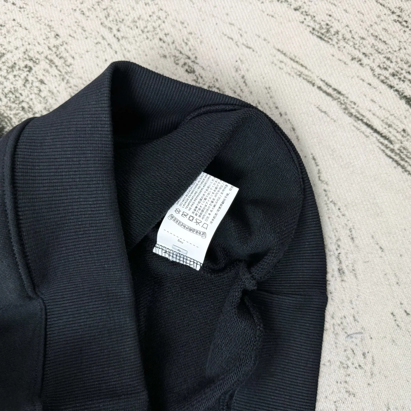 P260 Chrome Hearts Miami Limited Horseshoe Hooded Sweatshirt, the same model as ChromeHearts counters. Made of 430g double-ply double-yarn pure cotton terry fabric. Original customization. Details are restored in place. Very textured on the handle. Three-dimensional and atmospheric. Versatile and easy to wear in autumn. Simple and elegant. Adopting os version. The upper body effect is very good. Suitable for all body types. Soft and comfortable. CH letter offset printing on the front and horseshoe Sanskrit offset printing on the back. Small markings on the hem. Resistant to machine washability. Does not fade. No deformation, complete accessories, original mold opening, perfect restoration of zp 2:1, same style for men and women, versatile and not picky, size s m l xl color black